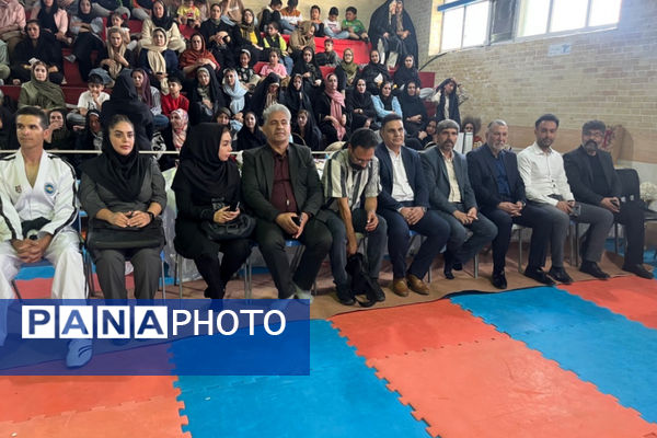 تجلیل از خیرخانه تکواندو آباده و اهدا مدال به تکواندوکاران مسابقات استانی