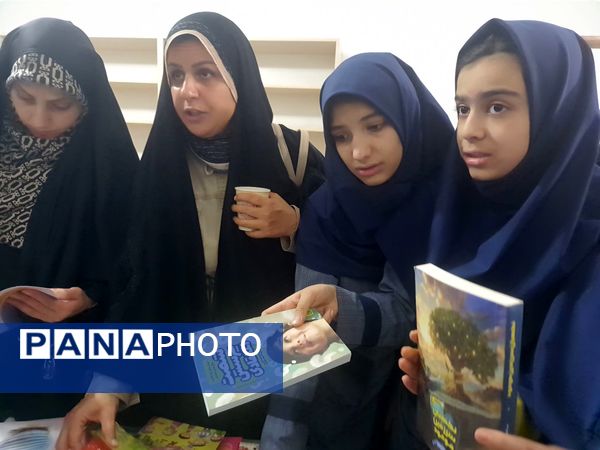 صدای ورق زدن کتاب، نوای دبیرستان شاهد تکتم در هفته کتاب