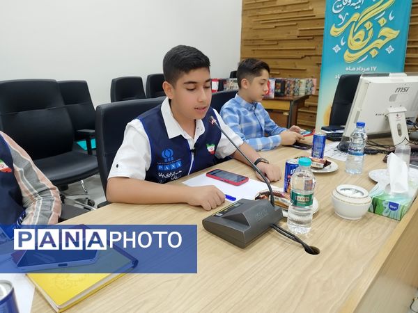 نشست مدیرکل اداره نوسازی مدارس استان اصفهان با دانش‌آموز خبرنگاران پانا 