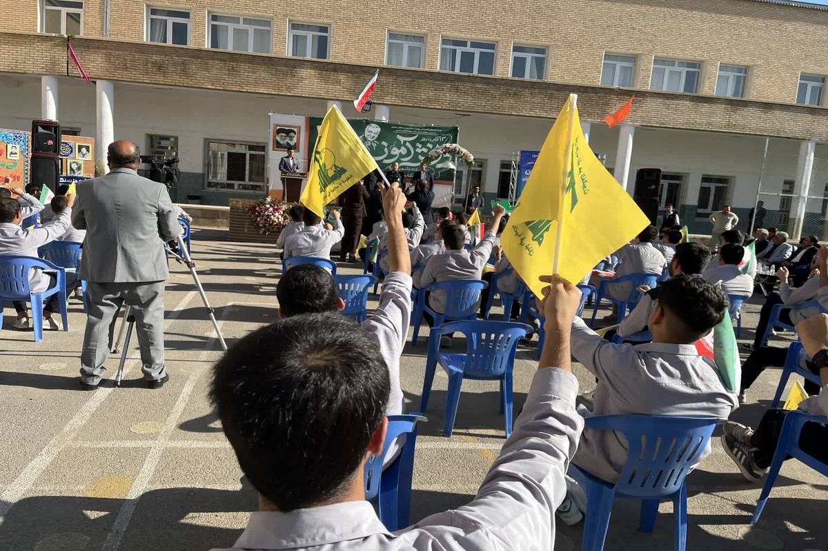 دانش‌آموزان پای انقلاب ایستاده‌اند