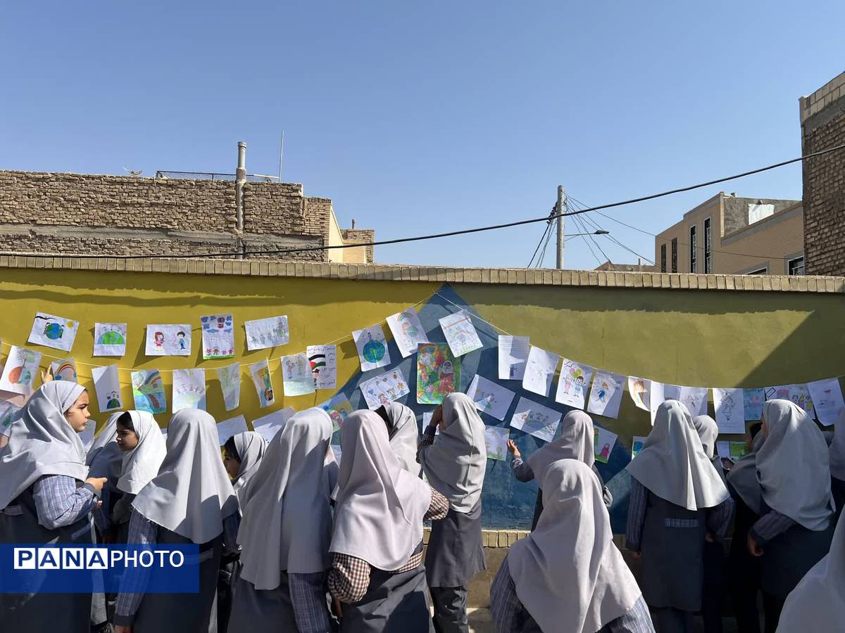 از «درخت آرزوها» تا «نمایشگاه هنری» در جشن روز کودک دبستان احمد کاظمی ۲