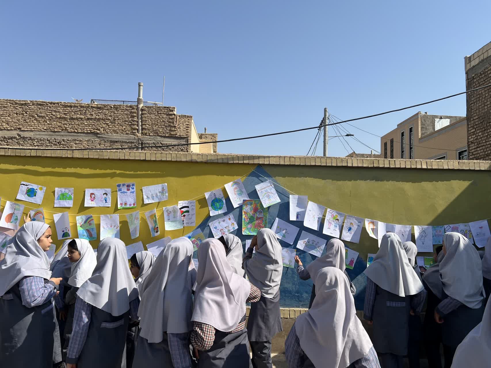 از «درخت آرزوها» تا «نمایشگاه هنری» در جشن روز کودک دبستان احمد کاظمی ۲