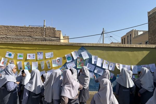 از «درخت آرزوها» تا «نمایشگاه هنری» در جشن روز کودک دبستان احمد کاظمی ۲