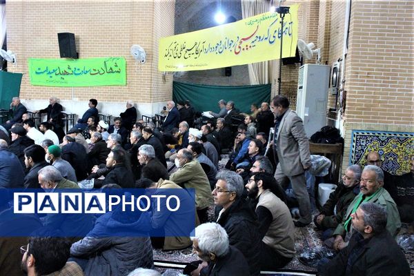 استقبال نوجوانان از غرفه‌های یادواره شهدای مسجد جامع قم