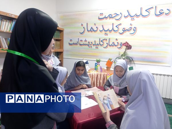 گرامیداشت هفته کتاب و کتابخوانی در مدرسه مهندس رحمانی فرد ناحیه یک مشهد 