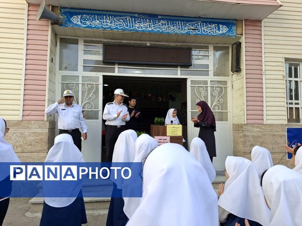 بازدید ماموران نیروی انتظامی در مدرسه 17شهریور بجنورد