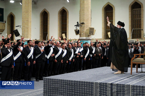 دیدار هزاران نفر از کارگران سراسر کشور با رهبر انقلاب