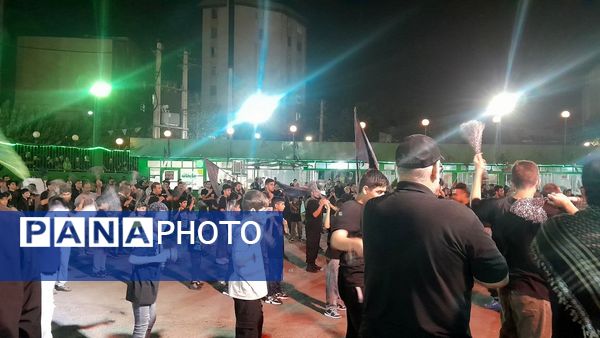 مراسم نخل‌گردانی شب عاشورا در حسینیه شهرک شهید فهمیده کرج