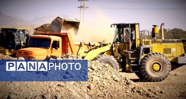 عملیات خاکبرداری و تسطیح ضلع غربی میدان طبیعت کاشمر
