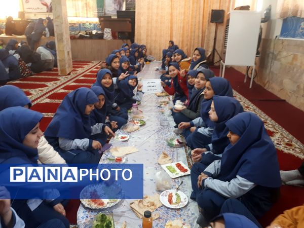 صبحانه سالم با طعم انقلاب در دبستان شاهد کوثر ناحیه 5 مشهد