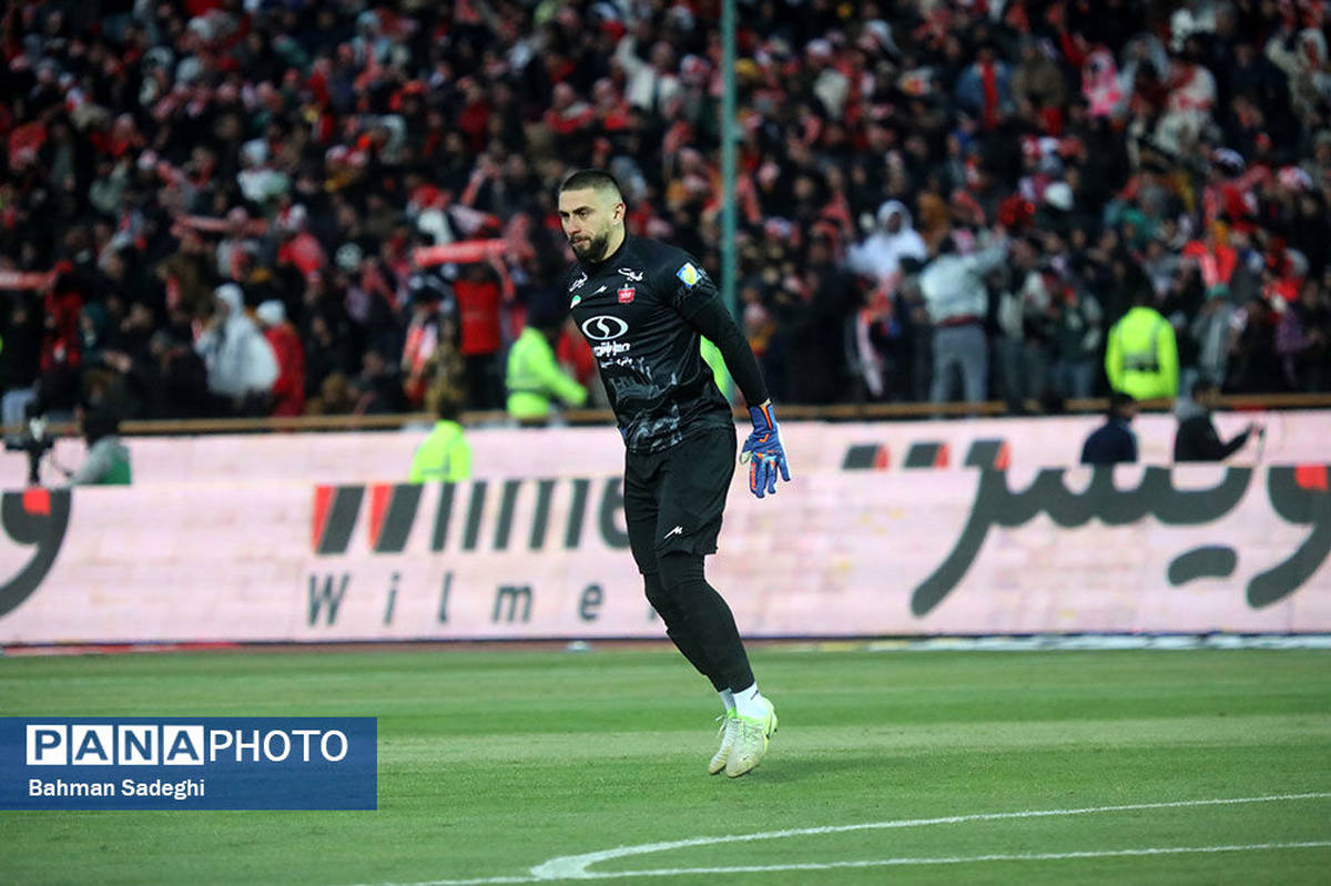 گندوز دستکشهایش را به تور قفس آهنین پرسپولیس آویخت!