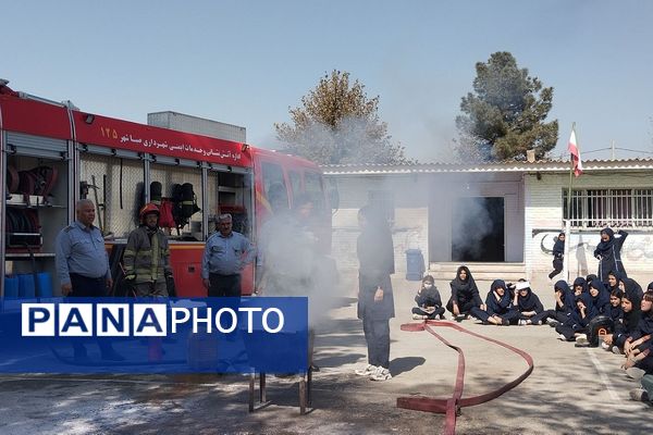 آموزش اصول اولیه آتش‌نشانی در مدرسه زکیه صباشهر