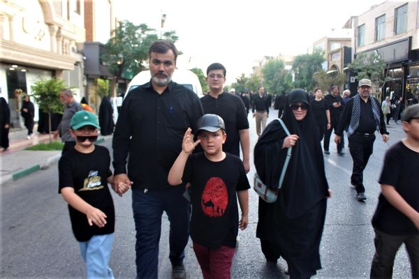 حماسه حضور نوجوانان کفن‌پوش قمی در راهپیمایی «عهد خون»