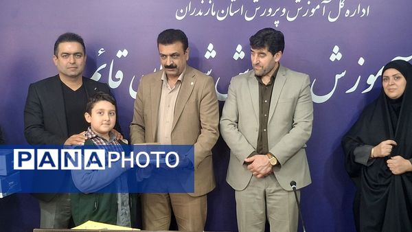 مراسم تقدیر از نقش آفرینان اختتامیه مسابقات قرآن استان مازندران