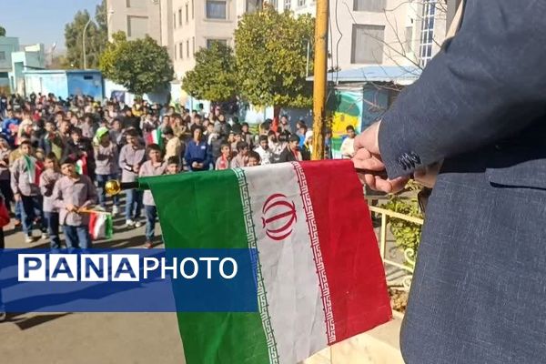  نواختن زنگ انقلاب در دبستان حضرت ابوالفضل(ع)2