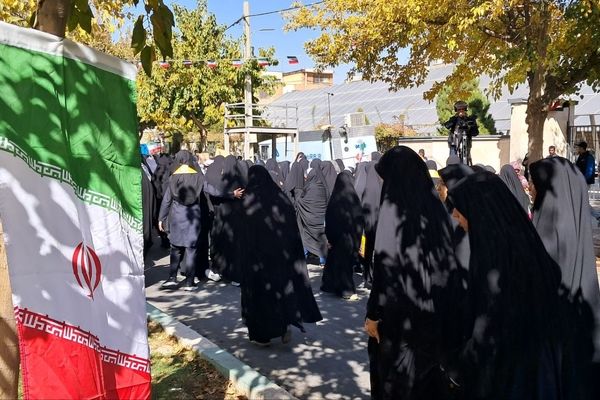 راهپیمایی یوم الله ۱۳ آبان نمایش وحدت نسل‌ها علیه استکبار