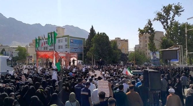 پیکر شهدا توسط مردمان داغ‌دار اما سر‌افراز خرم آباد