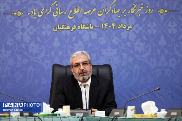 نشست صمیمی رئیس مرکز اطلاع رسانی و روابط عمومی وزارت آموزش و پرورش با خبرنگاران و اصحاب رسانه
