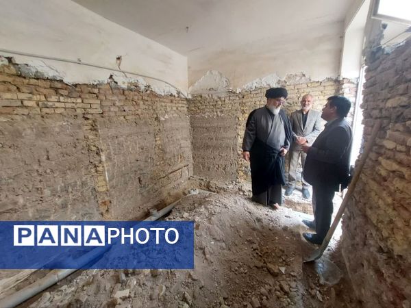 بازدید امام جمعه و مدیر آموزش‌ و پرورش بافق از دبستان هفتم تیر