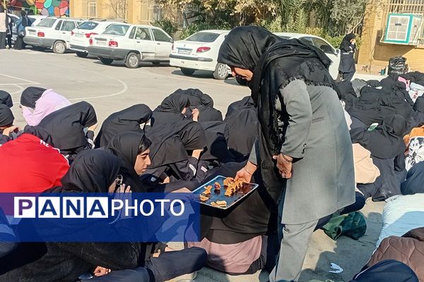 برپایی ایستگاه صلواتی و شهادت حضرت زهرا در مدرسه شهید زهره‌وند قرچک 