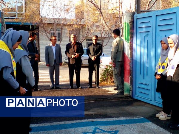 نواختن زنگ استکبار ستیزی و روز دانش آموز در دبیرستان نمونه دولتی مهرورزان خواف
