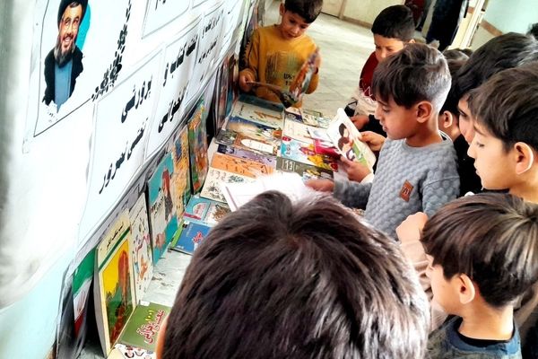 کتاب‌ها در صف، کودکان در شوق