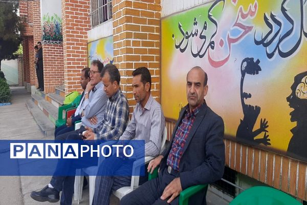 تقدیر از دانش‌آموزان برتر دبیرستان شاهد سردار شهید قاجاریان 