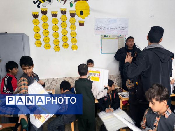 توزیع درپوش استاندارد دریچه کولر در دبستان شهید پسندیده فدافن 