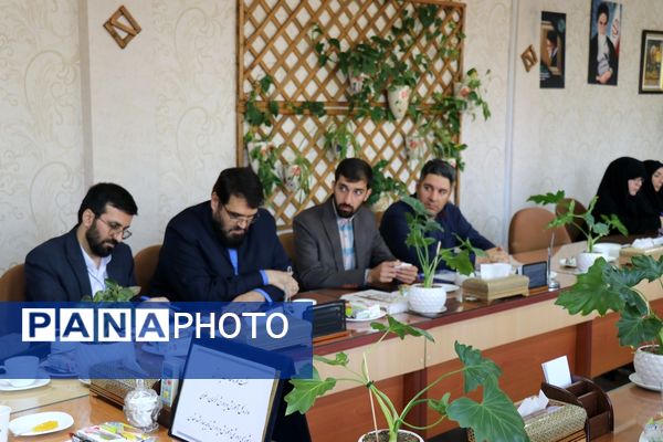 نشست هم‌اندیشی معاونت پرورشی و فرهنگی اداره‌کل آموزش و پرورش با ناحیه 4 مشهد