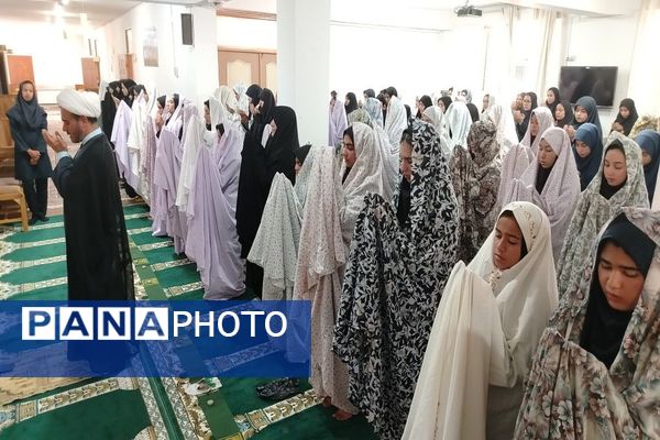 اقامه نماز جماعت ظهر و عصردر دبیرستان شهید مجید دهنوی 