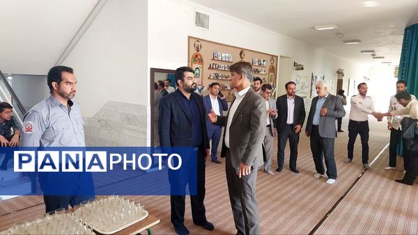 مراسم هفته گرامیداشت پدافند غیرعامل در دبیرستان دور اول صدرا مهریز