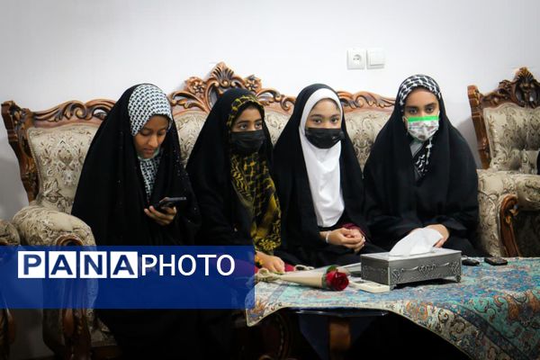 تجلیل دانش‌آموزان بندرعباسی از خانواده شهید در آستانه میلاد حضرت زهرا(س)