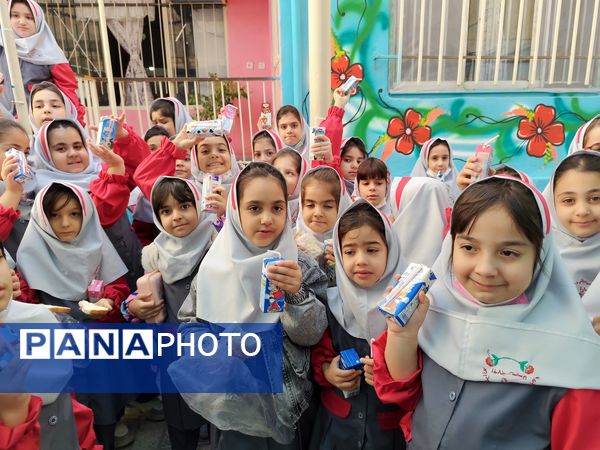 نواختن زنگ شیر در دبستان سارا شهرستان ملارد به‌مناسبت روز جهانی پوکی استخوان