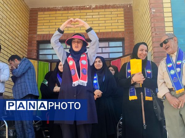 بازدید ارزیابان پیشتاز کشوری از دبستان فاطمه اهری هاشمی 