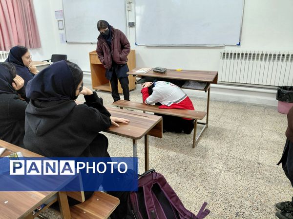 دوره‌های آموزشی مقابله با زلزله در دبیرستان علی افشارنژاد