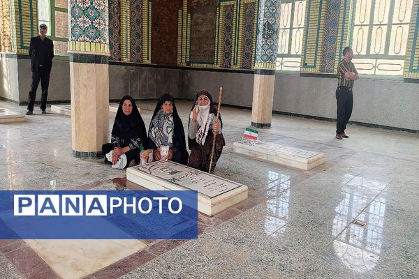 غبارروبی و عطر افشانی گلزار شهدای شهر بار در هفته دفاع مقدس