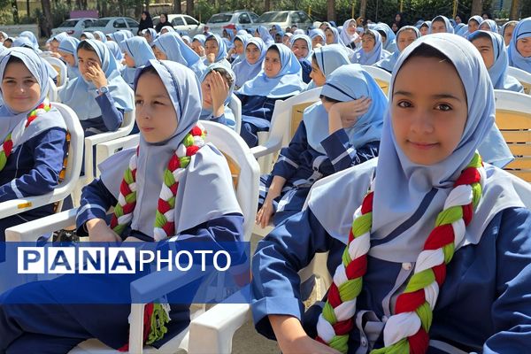 جشن عاطفه‌ها؛ لبریز از مهربانی در دبستان دخترانه قدر بهارستان ۲