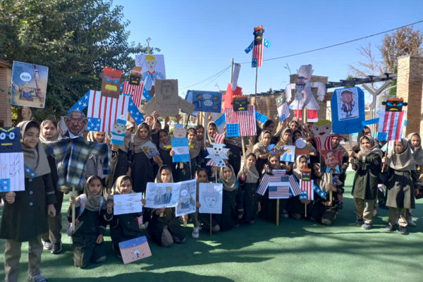 حضور پرشور دانش آموزان مدارس شهرستان خاتم در راهپیمایی ۱۳ آبان 