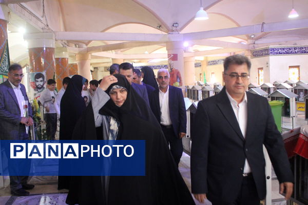 تجدید میثاق مدیرکل امور شاهد و ایثارگران وزارت آموزش و پرورش از شهدا در بوشهر