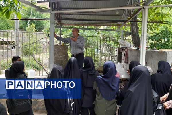 بازدید دانش‌آموزان جعفرآباد از کارگاه گلاب‌گیری روستای «بنابر»