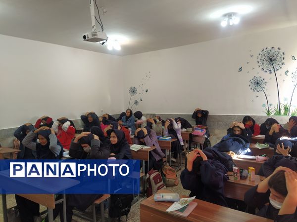 دوره‌های آموزشی مقابله با زلزله در دبیرستان علی افشارنژاد