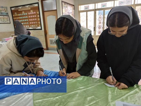 انتخابات شورای دانش آموزی در دبیرستان دخترانه ۱۳ آبان