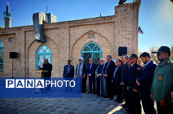 وزیر فرهنگ و ارشاد اسلامی غبار از مزار شهدای امامزاده سید حمزه کاشمر برداشت