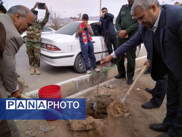 مراسم درخت کاری در مدرسه پویندگان فرهنگ شهرستان خلیل آباد 