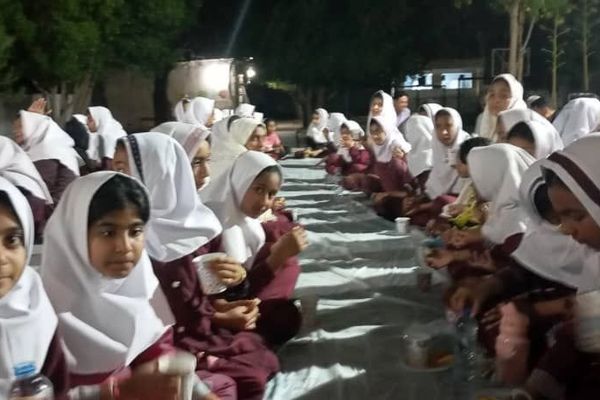 روزه اولی‌های دبستان مولوی فین، مهمانان ویژه‌‌‌ سفره افطار