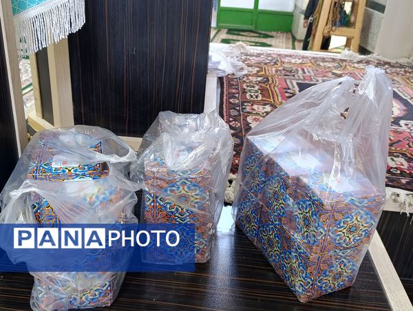 اهدای هدایای متبرک به نمازگزاران سفیددشت