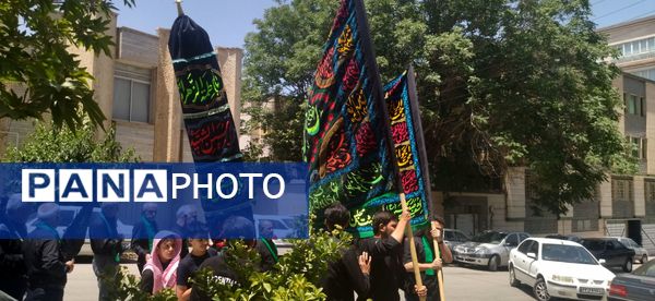 نوجوانان تهرانی هم‌نوا با اسرای کربلا به سوگ امام حسین (ع) نشستند