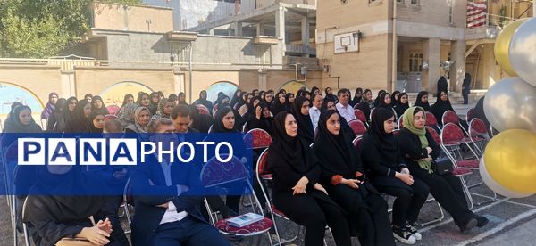 دانش‌آموزان دبیرستان نمونه فضیلت با شوروشوق به استقبال سال تحصیلی جدید رفتند