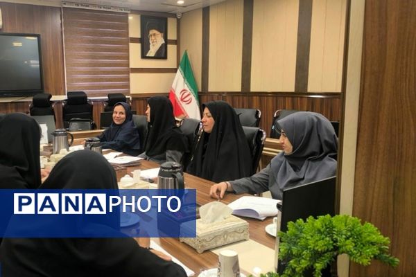 نشست هم اندیشی مسئولین قطب های پنج گانه گروه آموزشی تربیتی درس تفکر و سبک زندگی شهرستان های استان تهران