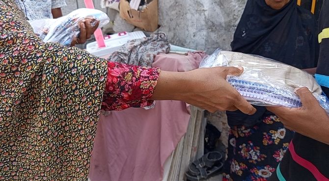 بسته‌های امید به به دست دانش‌‌آموزان نیازمند رسید